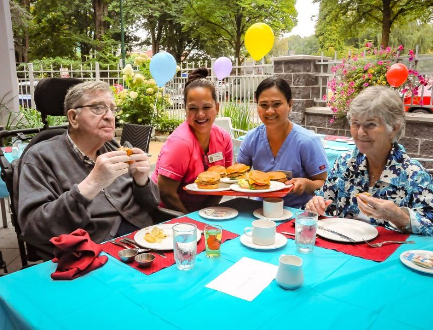 Elderly_people_having_dinner